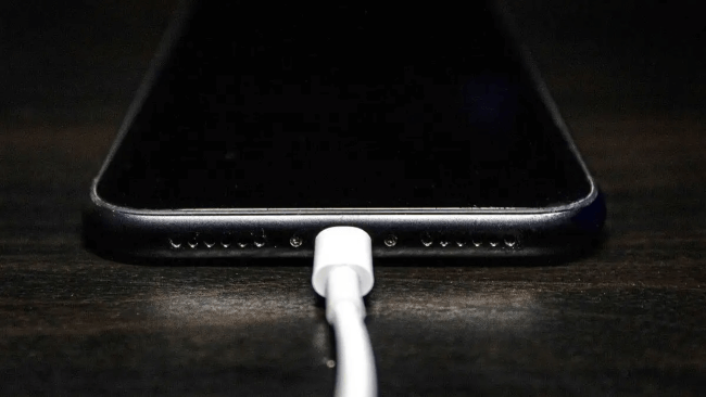 Charge iPhone to fix iphone update issues