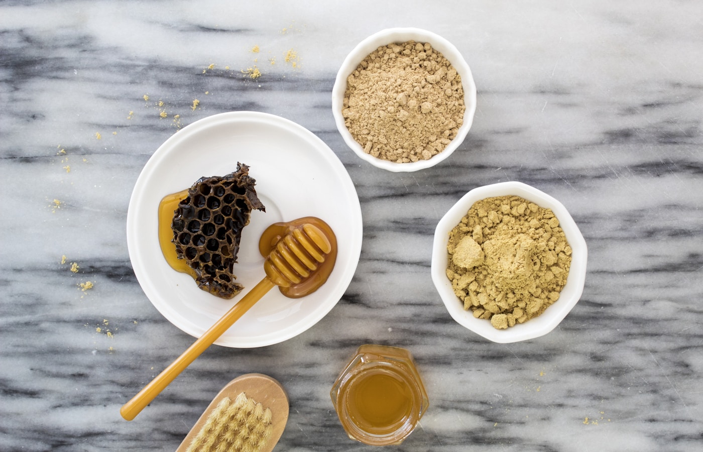 honeycomb beside bowls